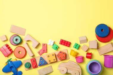 Renkli arka plan görünümlü farklı çocukların oyuncakları. Metin eklemek için bir yer, minimalizm. Bebek arka planı.