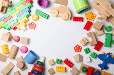 Renkli arka plan görünümlü farklı çocukların oyuncakları. Metin eklemek için bir yer, minimalizm. Bebek arka planı.