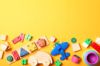 Renkli arka plan görünümlü farklı çocukların oyuncakları. Metin eklemek için bir yer, minimalizm. Bebek arka planı.