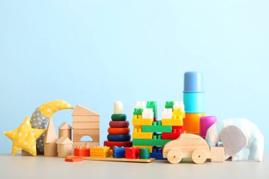 Renkli arka planda farklı çocukların oyuncakları. Metin eklemek için bir yer, minimalizm. Bebek arka planı.