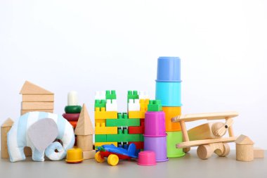 Renkli arka planda farklı çocukların oyuncakları. Metin eklemek için bir yer, minimalizm. Bebek arka planı.