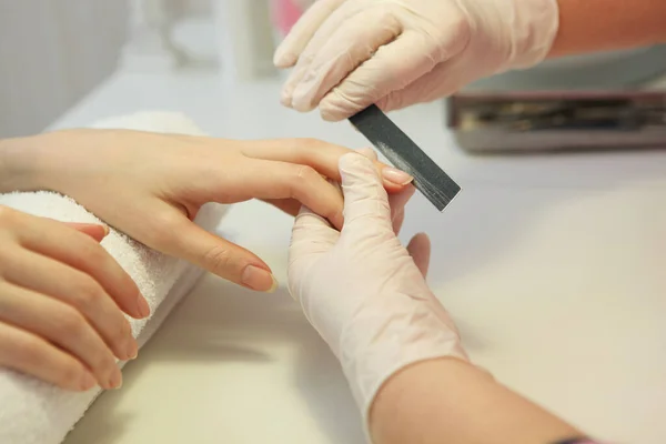 Närbild Skott Kvinna Nagelsalong Manikyr Kosmetolog Med Nagelfil Kvinnan Får — Stockfoto