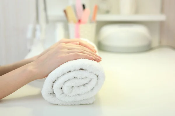 Closeup Shot Woman Nail Salon Getting Manicure Cosmetologist Nail File — Stock Photo, Image