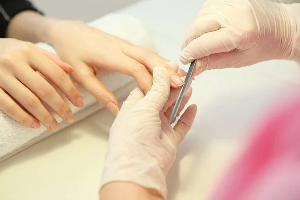 Närbild Skott Kvinna Nagelsalong Manikyr Kosmetolog Med Nagelfil Kvinnan Får — Stockfoto