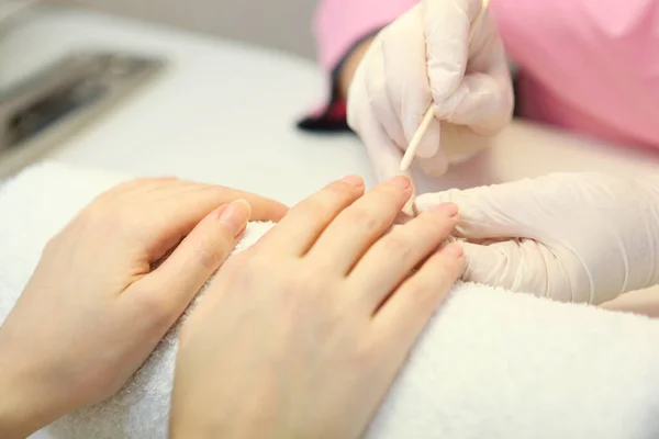 Närbild Skott Kvinna Nagelsalong Manikyr Kosmetolog Med Nagelfil Kvinnan Får — Stockfoto