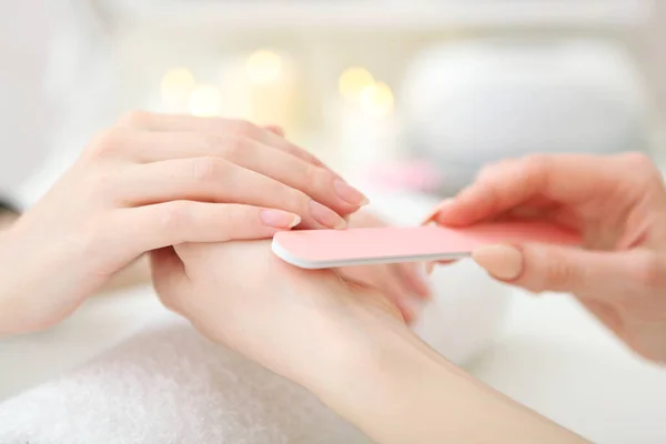 Närbild Skott Kvinna Nagelsalong Manikyr Kosmetolog Med Nagelfil Kvinnan Får — Stockfoto