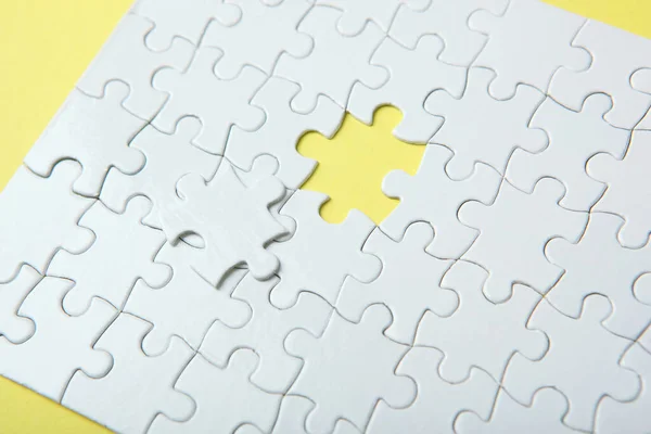 Puzzle Bianco Uno Sfondo Colorato Vista Dall Alto — Foto Stock