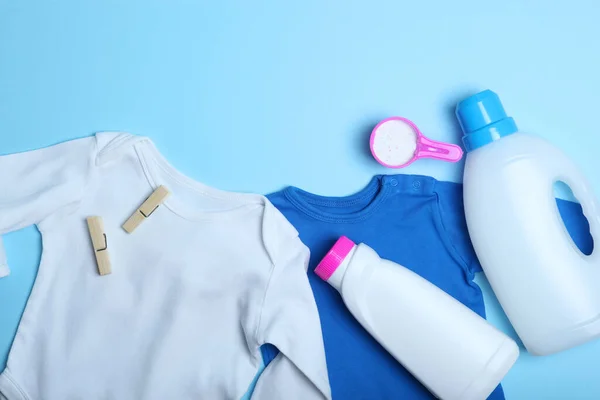 Ubrania Dla Niemowląt Detergenty Kolorowym Tle Widok Góry Koncepcja Prania — Zdjęcie stockowe