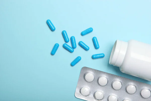 Pillen Auf Einem Farbigen Hintergrund Draufsicht Medizin Behandlung Krankheit Medikamente — Stockfoto