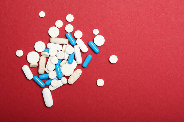 таблетки на цветном фоне вид сверху. Медицина, лечение, болезни. Лекарства в таблетках
.