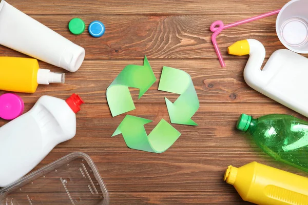 Sampah Plastik Yang Berbeda Dan Tanda Daur Ulang Sampah Pada — Stok Foto