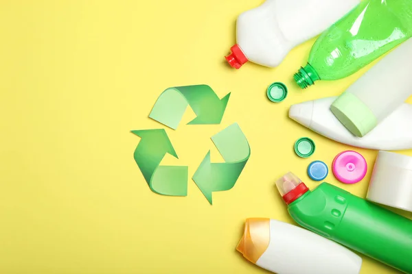色付きの背景上面のビューで異なるプラスチックごみやガベージリサイクル記号 地球を救うという考え方ゴミの分別 — ストック写真
