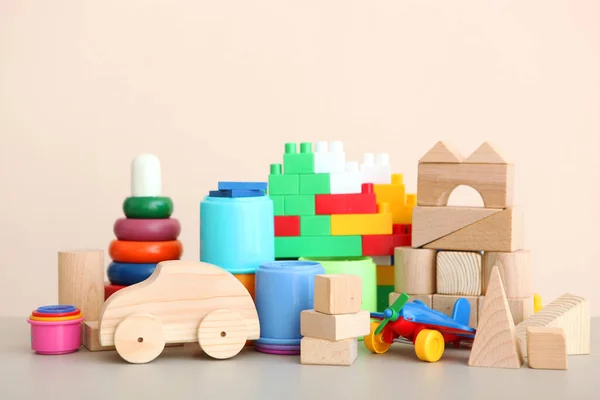 Set Van Verschillende Kinderspeelgoed Een Gekleurde Achtergrond Een Plek Tekst — Stockfoto