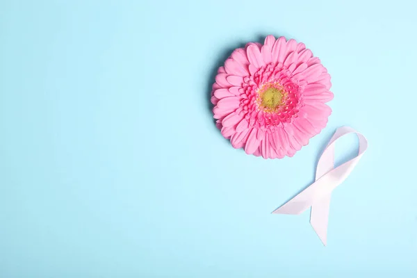 Pink Ribbon Gerbera Colored Background Top View Symbol Female Cancer — Stock Photo, Image