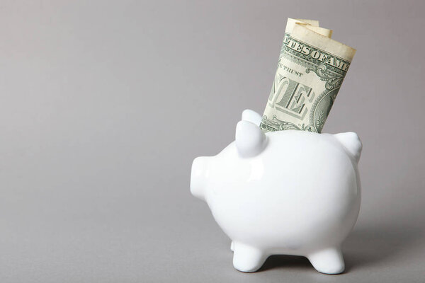 копилка и доллар на цветном фоне. Экономия денег
.