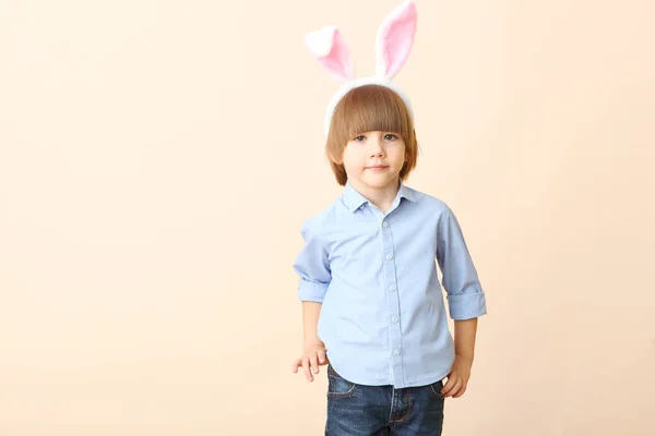 Malý Roztomilý Chlapec Velikonočními Vejci Rukou Králičími Ušima Hlavě Barevném — Stock fotografie