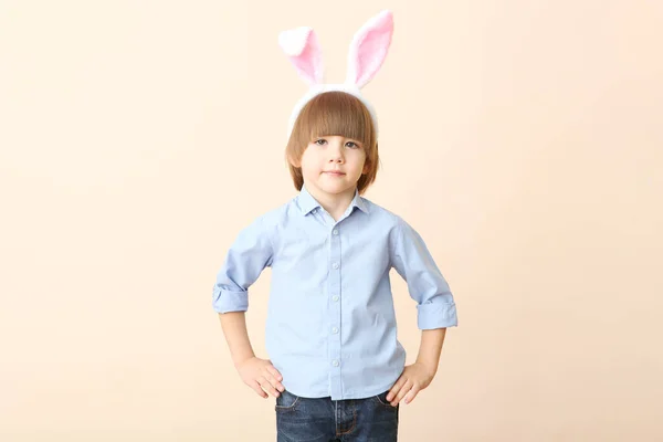 Kleine Schattige Jongen Met Paaseieren Zijn Handen Konijnenoren Zijn Hoofd — Stockfoto