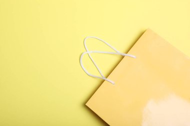 Renkli arkaplan görünümlü alışveriş paketleri. Minimalizm, metin için yer.