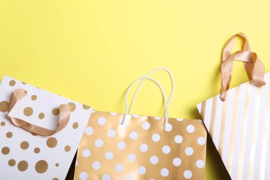 Renkli arkaplan görünümlü alışveriş paketleri. Minimalizm, metin için yer.
