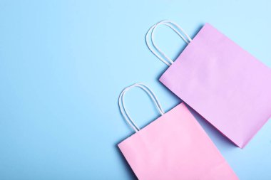 Renkli arkaplan görünümlü alışveriş paketleri. Minimalizm, metin için yer.