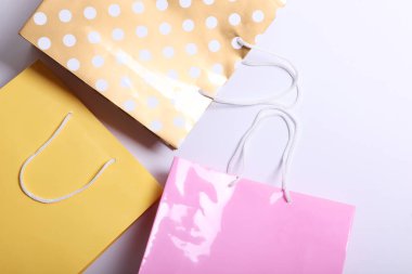 Renkli arkaplan görünümlü alışveriş paketleri. Minimalizm, metin için yer.