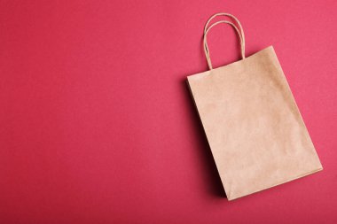 Renkli arkaplan görünümlü alışveriş paketleri. Minimalizm, metin için yer.
