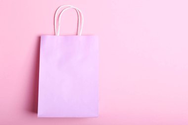 Renkli arkaplan görünümlü alışveriş paketleri. Minimalizm, metin için yer.