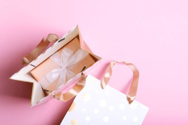 Renkli arkaplan görünümlü alışveriş paketleri. Minimalizm, metin için yer.