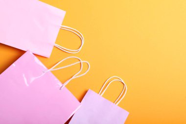 Renkli arkaplan görünümlü alışveriş paketleri. Minimalizm, metin için yer.