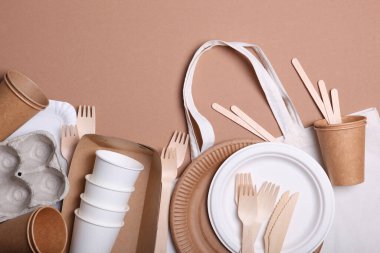 Renkli arka plan manzaralı çevre dostu yemekler. Çevre dostu tek kullanımlık sofra takımı. Gezegeni kurtarma fikri, plastiğin reddedilmesi.
