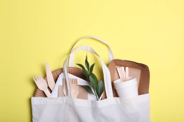 Renkli arka plan manzaralı çevre dostu yemekler. Çevre dostu tek kullanımlık sofra takımı. Gezegeni kurtarma fikri, plastiğin reddedilmesi.