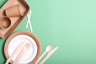 Renkli arka plan manzaralı çevre dostu yemekler. Çevre dostu tek kullanımlık sofra takımı. Gezegeni kurtarma fikri, plastiğin reddedilmesi.