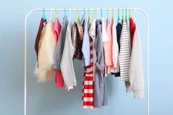 Ropa Los Niños Una Percha Sobre Fondo Color Ropa Para — Foto de Stock