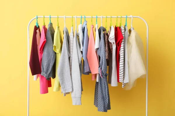 Kinderkleidung Auf Einem Kleiderbügel Auf Farbigem Hintergrund Kinderkleidung Kindereinkäufe — Stockfoto