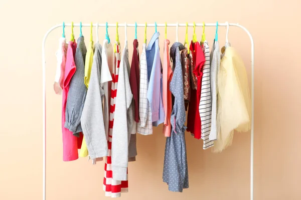 Ropa Los Niños Una Percha Sobre Fondo Color Ropa Para — Foto de Stock