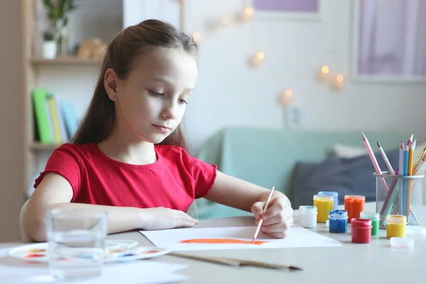 Menina Bonito Desenha Tintas Casa — Fotografia de Stock