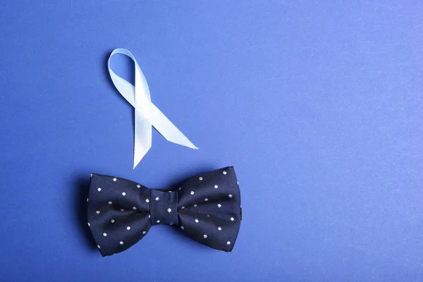 背景色の上にブルーのリボン 男性の癌男性の健康 男性の癌の国際的なシンボル — ストック写真