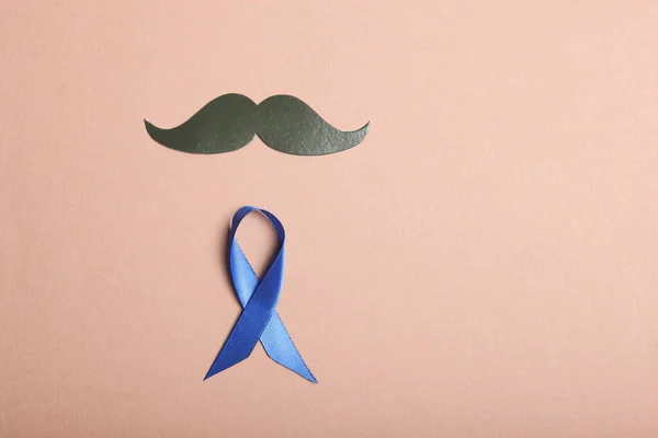 背景色の上にブルーのリボン 男性の癌男性の健康 男性の癌の国際的なシンボル — ストック写真