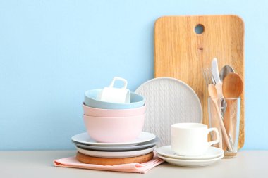 Masada bir takım sofra takımı var. Mutfak aletlerindeki minimalizm tarzında kompozisyon.