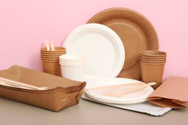 Eko kağıt çatal bıçakları masanın üstünde..