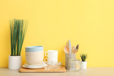 Masada bir takım sofra takımı var. Mutfak aletlerindeki minimalizm tarzında kompozisyon.