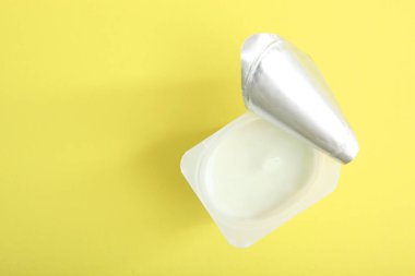 Renkli masa manzaralı plastik bardakta lezzetli yoğurt. Metin eklenecek yer. Faydalı atıştırmalık.