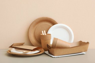 Eko kağıt çatal bıçakları masanın üstünde..