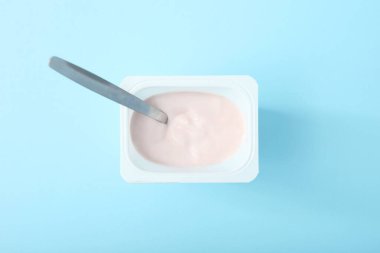 Renkli masa manzaralı plastik bardakta lezzetli yoğurt. Metin eklenecek yer. Faydalı atıştırmalık.