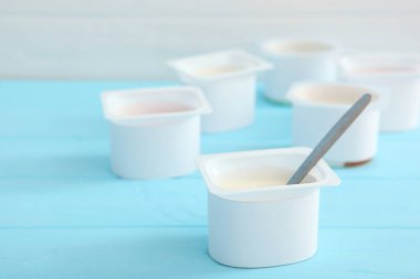 Renkli masa manzaralı plastik bardakta lezzetli yoğurt. Metin eklenecek yer. Faydalı atıştırmalık.