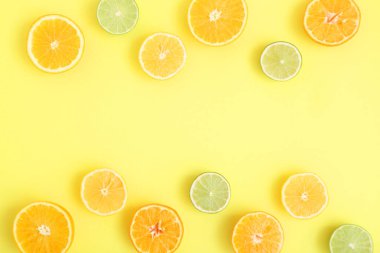 Renkli arka plan görüntüsünde farklı turunçgiller ve sulu dilimler. Metin eklenecek yer.