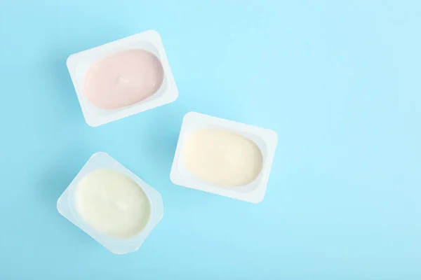 Yogurt Saporito Bicchiere Plastica Una Vista Superiore Tavolo Colorata Posto — Foto Stock