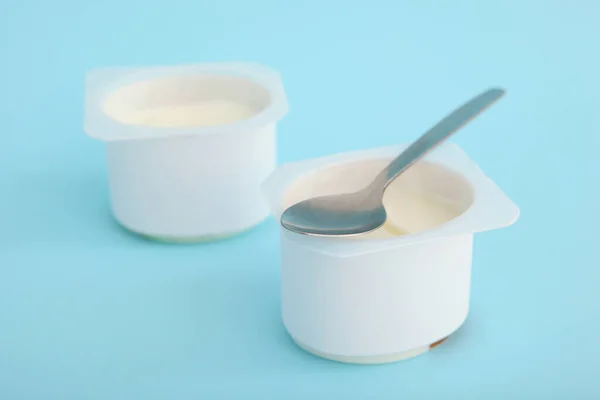 Lekkere Yoghurt Een Plastic Glas Een Gekleurde Tafel Bovenaanzicht Plaats — Stockfoto