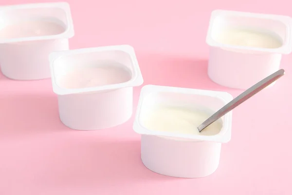 Lekkere Yoghurt Een Plastic Glas Een Gekleurde Tafel Bovenaanzicht Plaats — Stockfoto