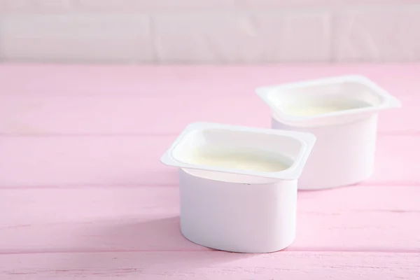 Sabroso Yogur Vaso Plástico Una Vista Superior Mesa Colores Lugar — Foto de Stock